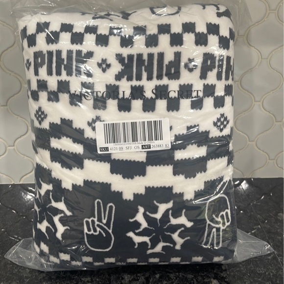 Victorias secret PINK Sherpa blanket NEW - Picture 2 of 5
